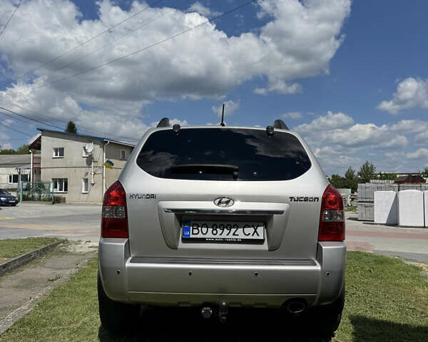 Сірий Хендай Туксон, об'ємом двигуна 2 л та пробігом 188 тис. км за 9200 $, фото 4 на Automoto.ua