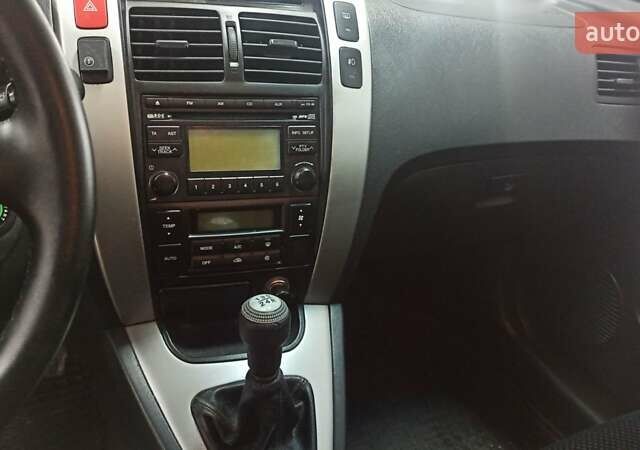 Серый Хендай Туксон, объемом двигателя 2 л и пробегом 127 тыс. км за 9300 $, фото 7 на Automoto.ua