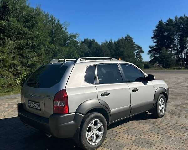 Серый Хендай Туксон, объемом двигателя 1.99 л и пробегом 255 тыс. км за 5800 $, фото 7 на Automoto.ua