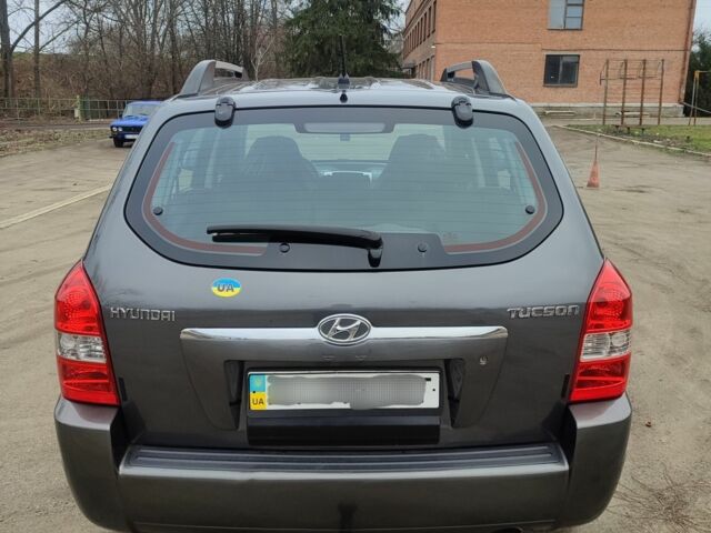 Сірий Хендай Туксон, об'ємом двигуна 2 л та пробігом 95 тис. км за 8800 $, фото 4 на Automoto.ua