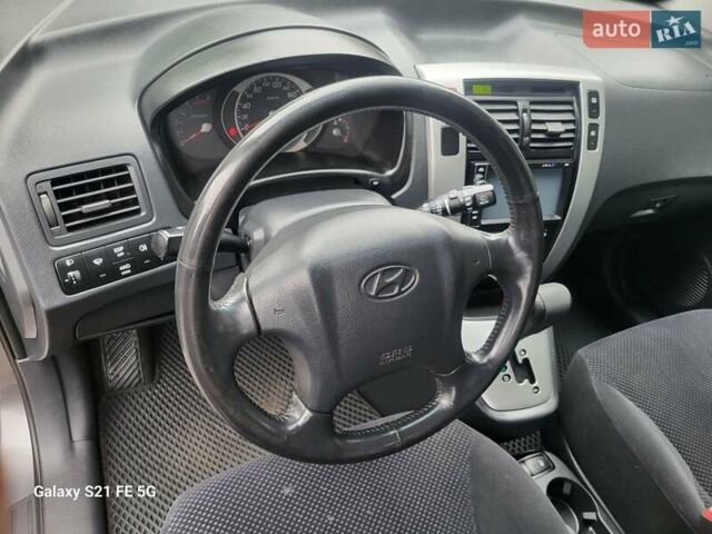 Серый Хендай Туксон, объемом двигателя 1.99 л и пробегом 302 тыс. км за 9300 $, фото 17 на Automoto.ua