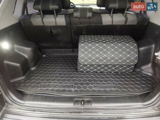 Серый Хендай Туксон, объемом двигателя 2 л и пробегом 210 тыс. км за 8200 $, фото 10 на Automoto.ua