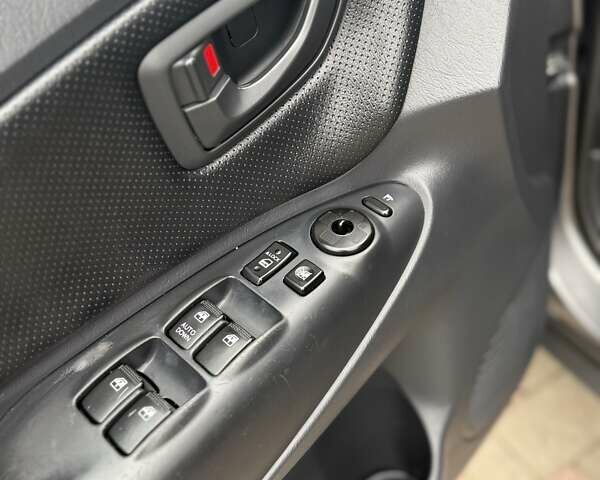 Сірий Хендай Туксон, об'ємом двигуна 2 л та пробігом 187 тис. км за 7700 $, фото 32 на Automoto.ua