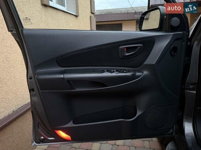 Хендай Туксон 2008 в Миргороде на Automoto.ua Серый Хендай Туксон, объемом двигателя 1.98 л и пробегом 177 тыс. км за 7950 $, фото 31 на Automoto.ua