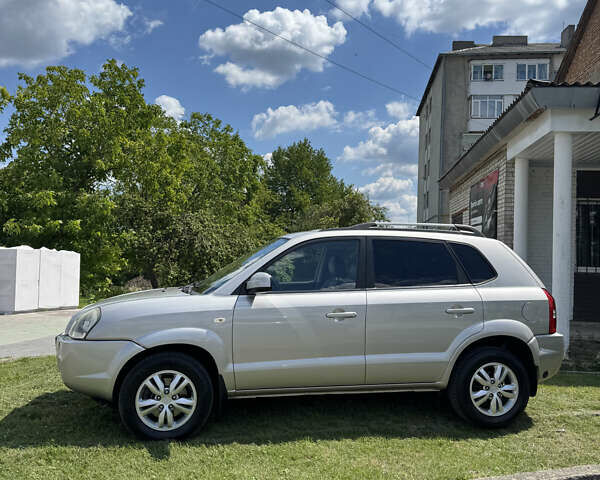 Сірий Хендай Туксон, об'ємом двигуна 2 л та пробігом 188 тис. км за 9200 $, фото 2 на Automoto.ua