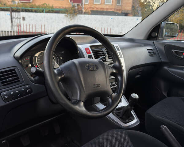 Серый Хендай Туксон, объемом двигателя 1.98 л и пробегом 246 тыс. км за 7500 $, фото 11 на Automoto.ua