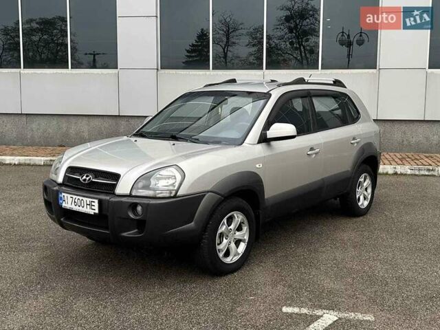 Серый Хендай Туксон, объемом двигателя 2 л и пробегом 263 тыс. км за 7300 $, фото 4 на Automoto.ua