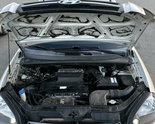 Серый Хендай Туксон, объемом двигателя 1.98 л и пробегом 198 тыс. км за 13000 $, фото 16 на Automoto.ua