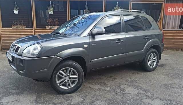 Серый Хендай Туксон, объемом двигателя 1.98 л и пробегом 258 тыс. км за 7500 $, фото 33 на Automoto.ua