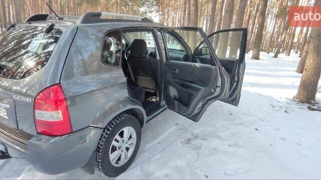 Сірий Хендай Туксон, об'ємом двигуна 1.98 л та пробігом 227 тис. км за 8600 $, фото 16 на Automoto.ua