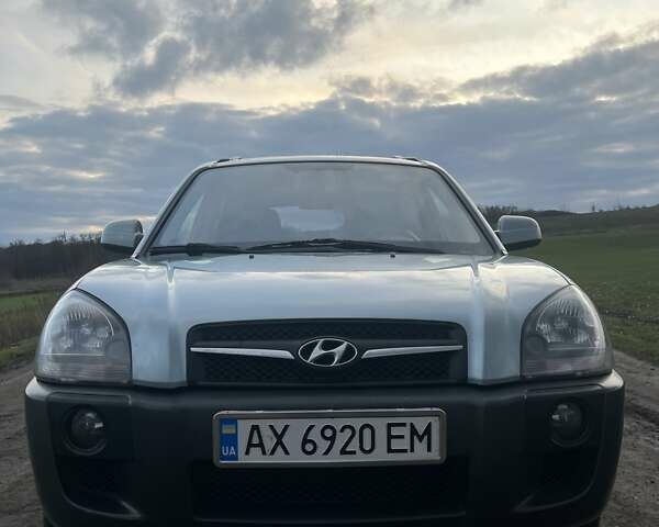 Серый Хендай Туксон, объемом двигателя 1.98 л и пробегом 197 тыс. км за 9800 $, фото 1 на Automoto.ua