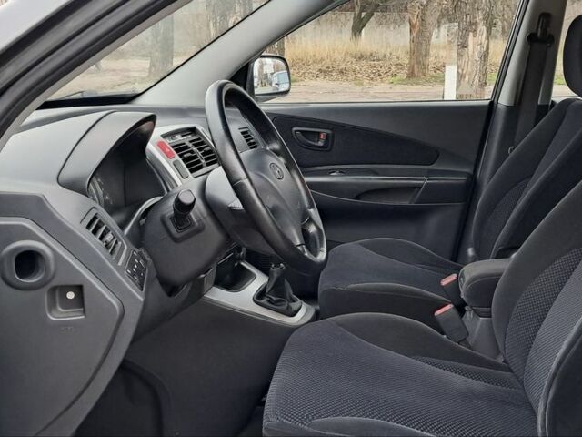 Серый Хендай Туксон, объемом двигателя 2 л и пробегом 95 тыс. км за 8800 $, фото 8 на Automoto.ua