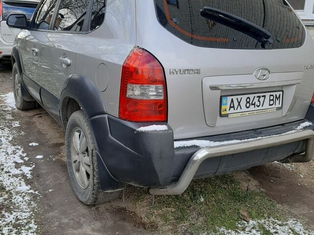 Серый Хендай Туксон, объемом двигателя 2 л и пробегом 213 тыс. км за 8000 $, фото 4 на Automoto.ua