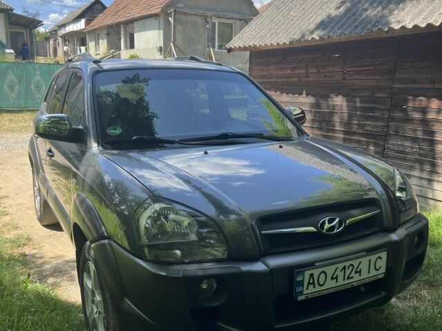 Хендай Туксон 2008 в Мукачеве на Automoto.ua Серый Хендай Туксон, объемом двигателя 2 л и пробегом 300 тыс. км за 7800 $, фото 2 на Automoto.ua