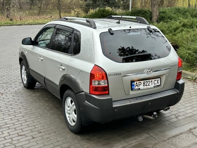 Сірий Хендай Туксон, об'ємом двигуна 2 л та пробігом 218 тис. км за 6900 $, фото 2 на Automoto.ua