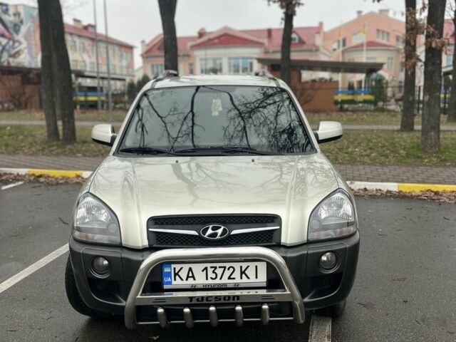 Серый Хендай Туксон, объемом двигателя 2 л и пробегом 151 тыс. км за 8300 $, фото 1 на Automoto.ua