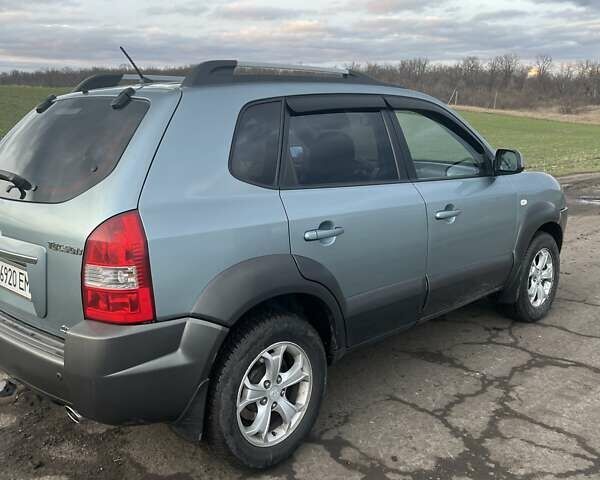 Серый Хендай Туксон, объемом двигателя 1.98 л и пробегом 197 тыс. км за 9800 $, фото 2 на Automoto.ua