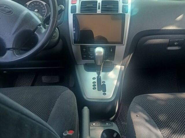 Серый Хендай Туксон, объемом двигателя 2 л и пробегом 220 тыс. км за 8200 $, фото 4 на Automoto.ua