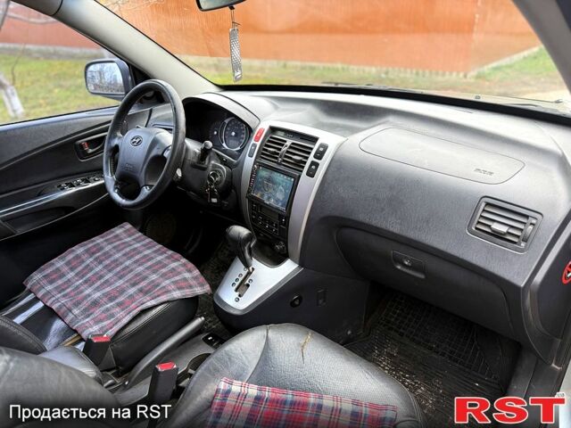 Серый Хендай Туксон, объемом двигателя 2.7 л и пробегом 228 тыс. км за 7650 $, фото 6 на Automoto.ua