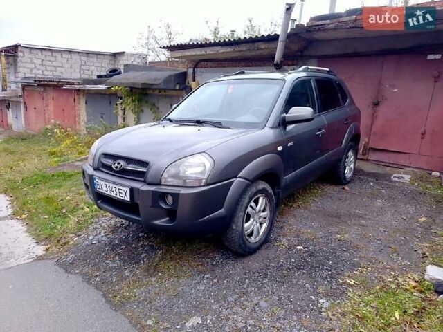 Серый Хендай Туксон, объемом двигателя 1.98 л и пробегом 247 тыс. км за 6200 $, фото 3 на Automoto.ua