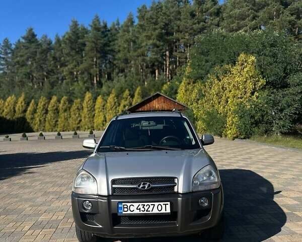 Серый Хендай Туксон, объемом двигателя 1.99 л и пробегом 255 тыс. км за 5800 $, фото 6 на Automoto.ua