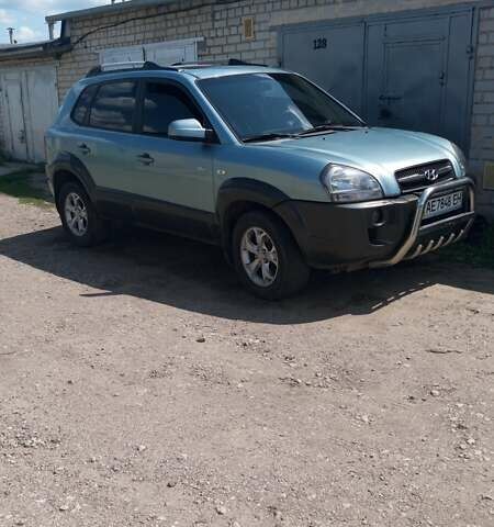 Серый Хендай Туксон, объемом двигателя 2.7 л и пробегом 256 тыс. км за 8700 $, фото 4 на Automoto.ua