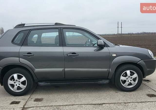 Серый Хендай Туксон, объемом двигателя 1.98 л и пробегом 177 тыс. км за 8200 $, фото 13 на Automoto.ua