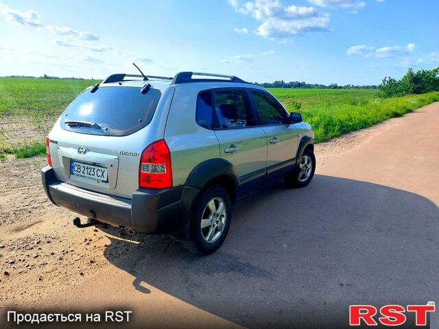 Серый Хендай Туксон, объемом двигателя 2 л и пробегом 215 тыс. км за 5700 $, фото 2 на Automoto.ua
