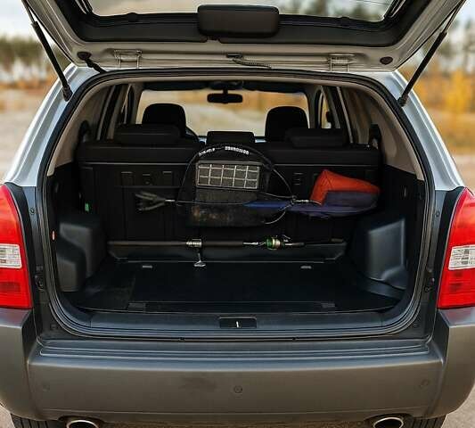 Серый Хендай Туксон, объемом двигателя 1.99 л и пробегом 330 тыс. км за 7300 $, фото 5 на Automoto.ua