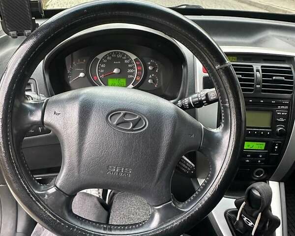 Сірий Хендай Туксон, об'ємом двигуна 1.99 л та пробігом 221 тис. км за 6000 $, фото 21 на Automoto.ua