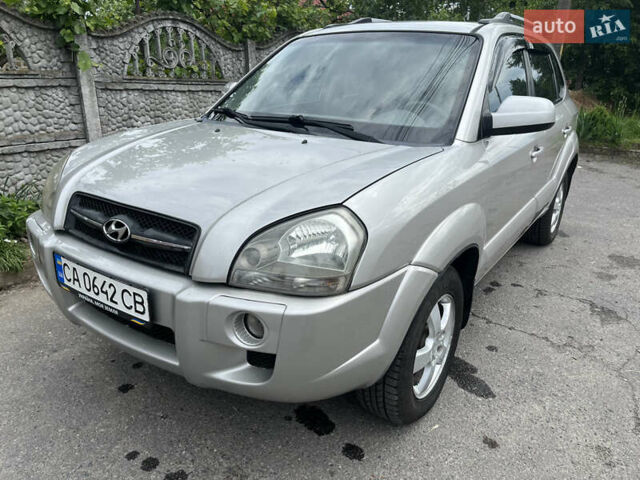 Серый Хендай Туксон, объемом двигателя 1.98 л и пробегом 162 тыс. км за 8500 $, фото 2 на Automoto.ua