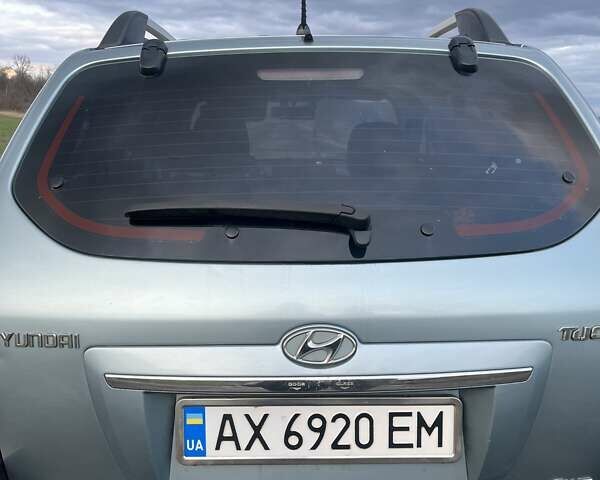 Серый Хендай Туксон, объемом двигателя 1.98 л и пробегом 197 тыс. км за 9800 $, фото 4 на Automoto.ua