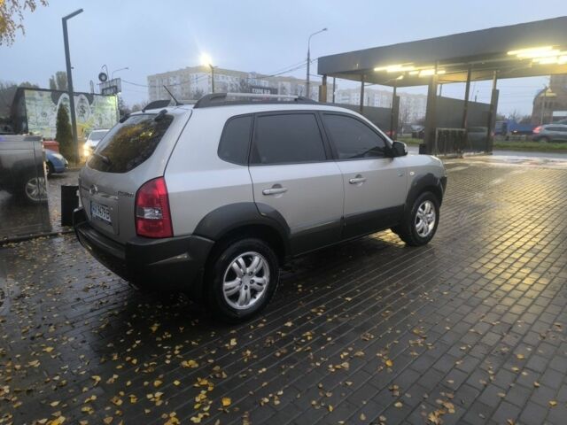 Сірий Хендай Туксон, об'ємом двигуна 2 л та пробігом 215 тис. км за 7750 $, фото 2 на Automoto.ua