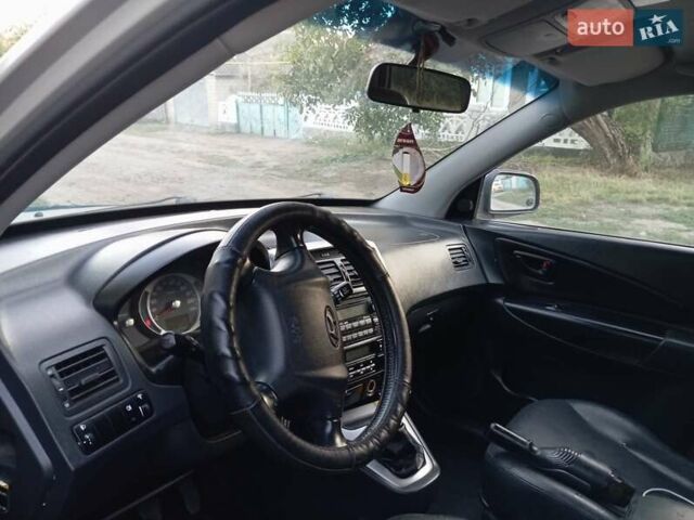 Серый Хендай Туксон, объемом двигателя 1.99 л и пробегом 245 тыс. км за 8500 $, фото 4 на Automoto.ua