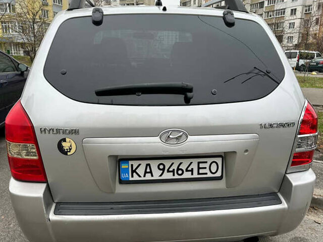 Серый Хендай Туксон, объемом двигателя 1.98 л и пробегом 227 тыс. км за 7700 $, фото 2 на Automoto.ua