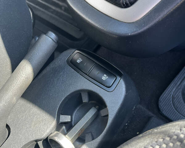 Серый Хендай Туксон, объемом двигателя 1.98 л и пробегом 265 тыс. км за 6900 $, фото 15 на Automoto.ua