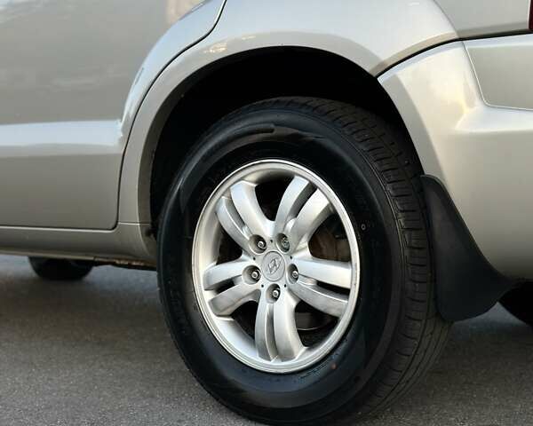 Серый Хендай Туксон, объемом двигателя 1.98 л и пробегом 198 тыс. км за 13000 $, фото 6 на Automoto.ua