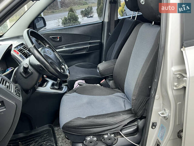 Серый Хендай Туксон, объемом двигателя 2 л и пробегом 176 тыс. км за 8300 $, фото 18 на Automoto.ua