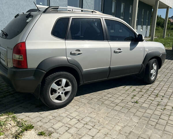 Серый Хендай Туксон, объемом двигателя 1.98 л и пробегом 265 тыс. км за 6900 $, фото 2 на Automoto.ua