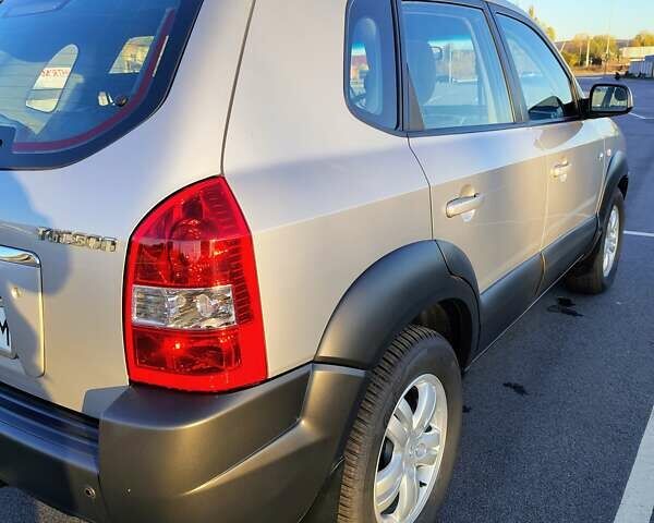 Хендай Туксон 2008 у Вінниці на Automoto.ua Сірий Хендай Туксон, об'ємом двигуна 1.98 л та пробігом 126 тис. км за 8350 $, фото 3 на Automoto.ua