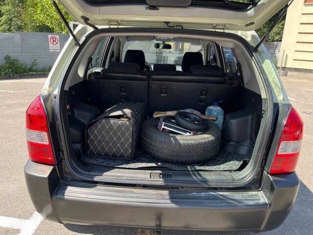 Серый Хендай Туксон, объемом двигателя 2 л и пробегом 265 тыс. км за 7599 $, фото 6 на Automoto.ua