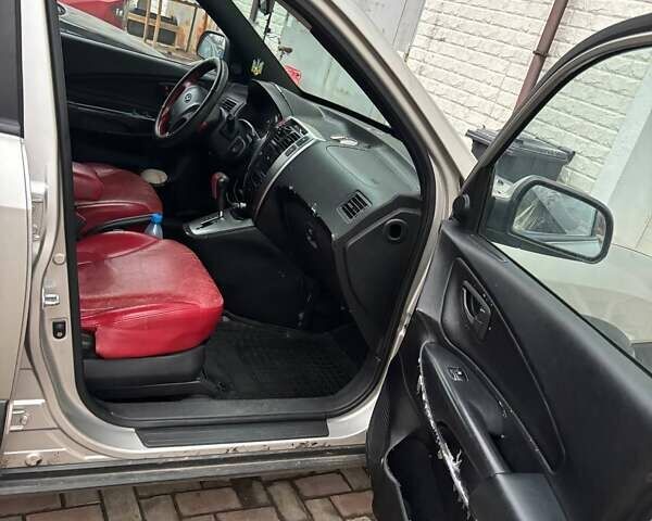 Серый Хендай Туксон, объемом двигателя 2 л и пробегом 330 тыс. км за 6200 $, фото 5 на Automoto.ua