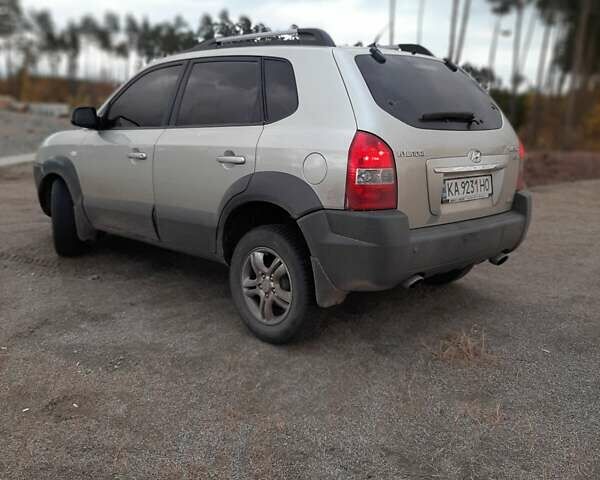 Серый Хендай Туксон, объемом двигателя 1.99 л и пробегом 330 тыс. км за 7300 $, фото 4 на Automoto.ua