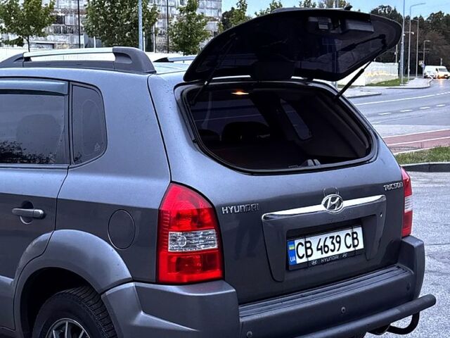 Сірий Хендай Туксон, об'ємом двигуна 2 л та пробігом 240 тис. км за 7850 $, фото 8 на Automoto.ua