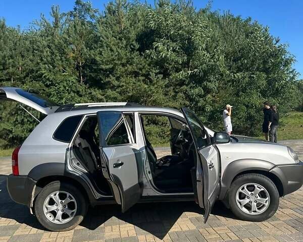 Серый Хендай Туксон, объемом двигателя 1.99 л и пробегом 255 тыс. км за 5800 $, фото 14 на Automoto.ua