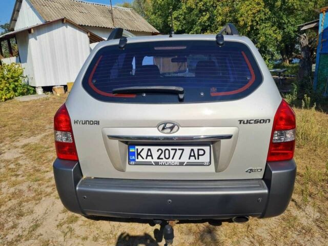 Серый Хендай Туксон, объемом двигателя 2 л и пробегом 118 тыс. км за 8800 $, фото 2 на Automoto.ua