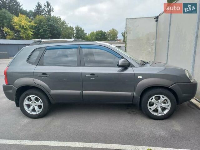 Серый Хендай Туксон, объемом двигателя 1.99 л и пробегом 207 тыс. км за 8000 $, фото 4 на Automoto.ua