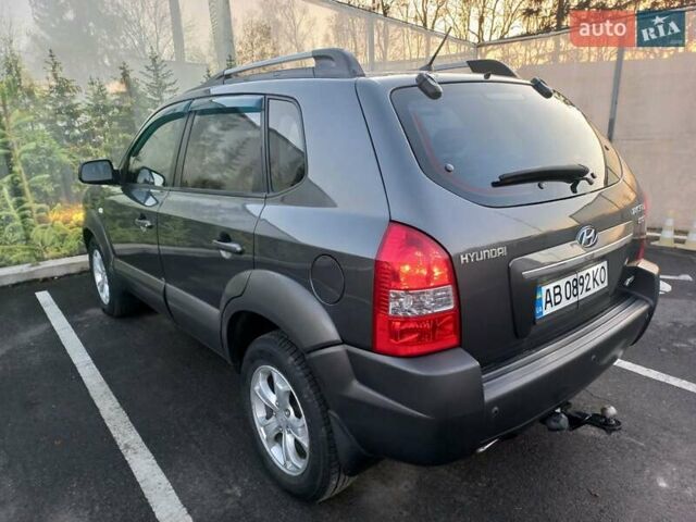 Серый Хендай Туксон, объемом двигателя 1.99 л и пробегом 207 тыс. км за 8000 $, фото 1 на Automoto.ua
