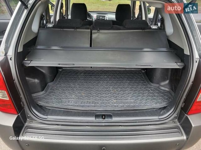 Серый Хендай Туксон, объемом двигателя 1.99 л и пробегом 302 тыс. км за 9300 $, фото 11 на Automoto.ua