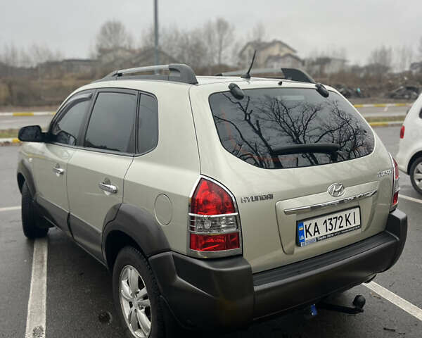 Серый Хендай Туксон, объемом двигателя 1.98 л и пробегом 151 тыс. км за 8100 $, фото 4 на Automoto.ua